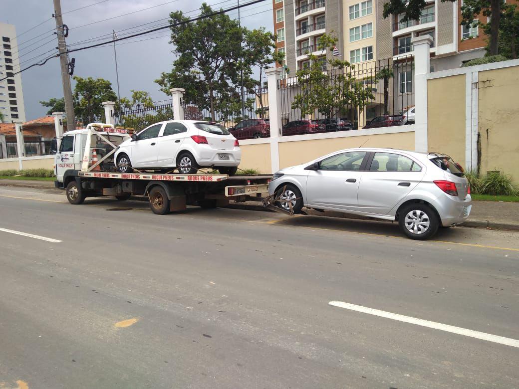Guincho de veículos leves em avenida