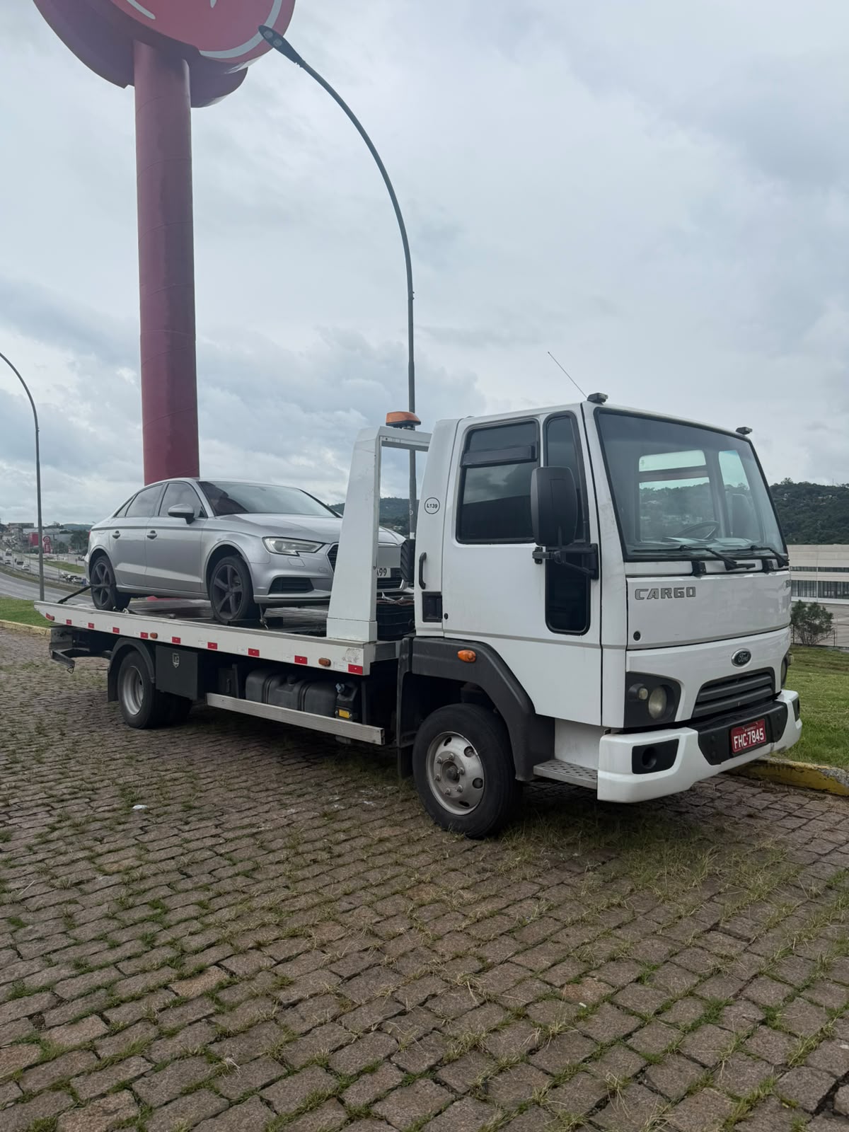 Guincho Ford Cargo transportando Audi A3 prata