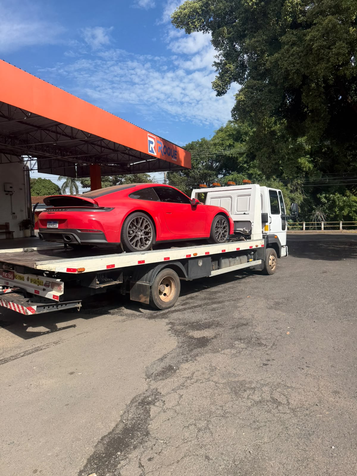 Guincho transportando Porsche 911 vermelho