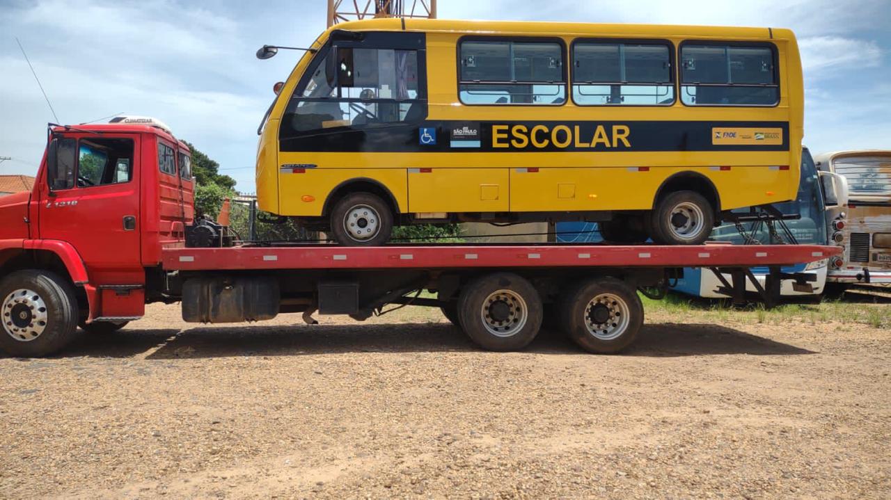 Reboque de ônibus escolar